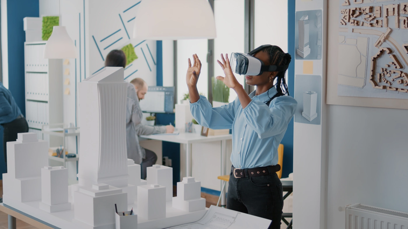 Une femme qui porte une casque VR