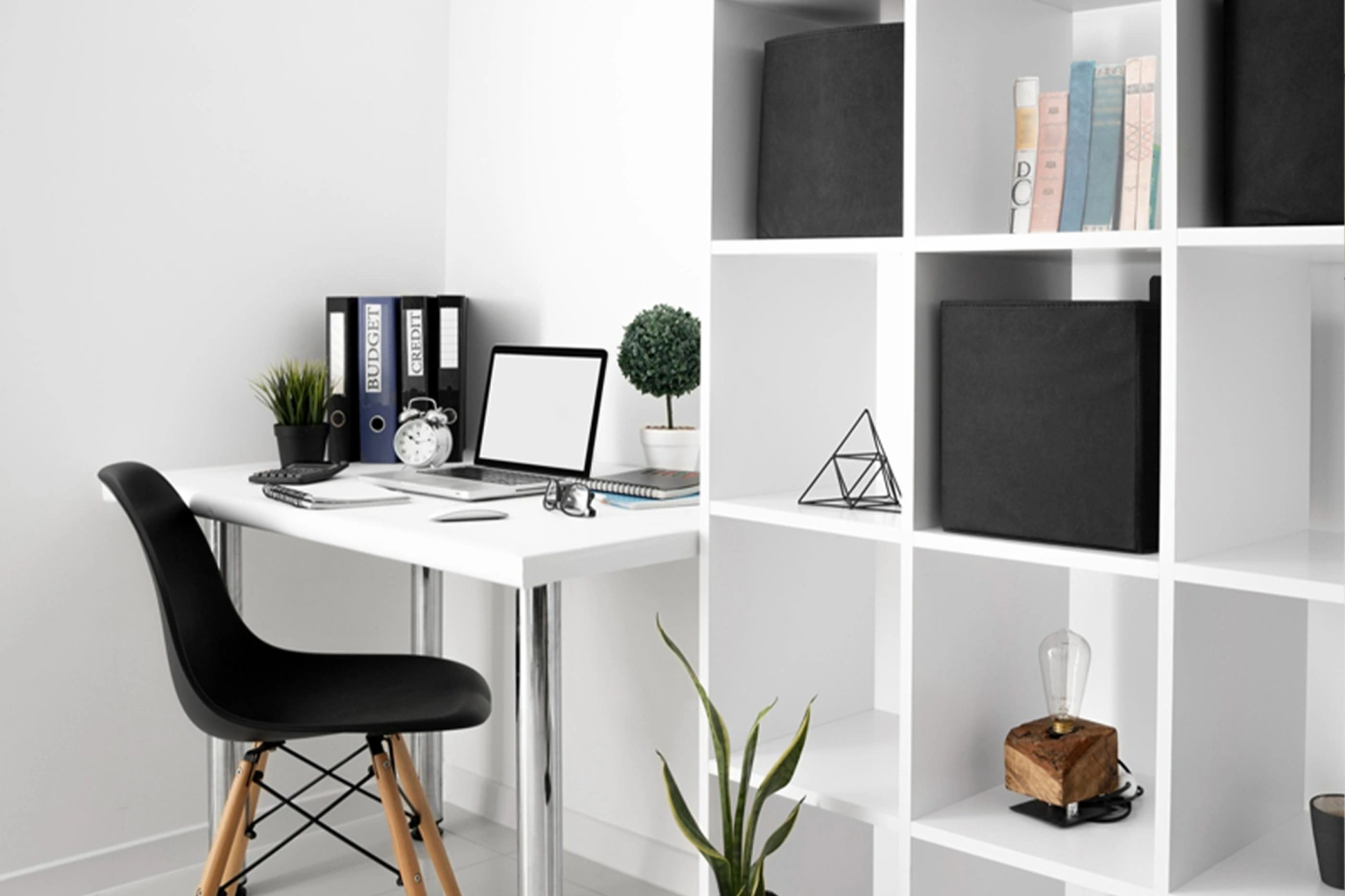 Une chaise, un ordinateur sur une table