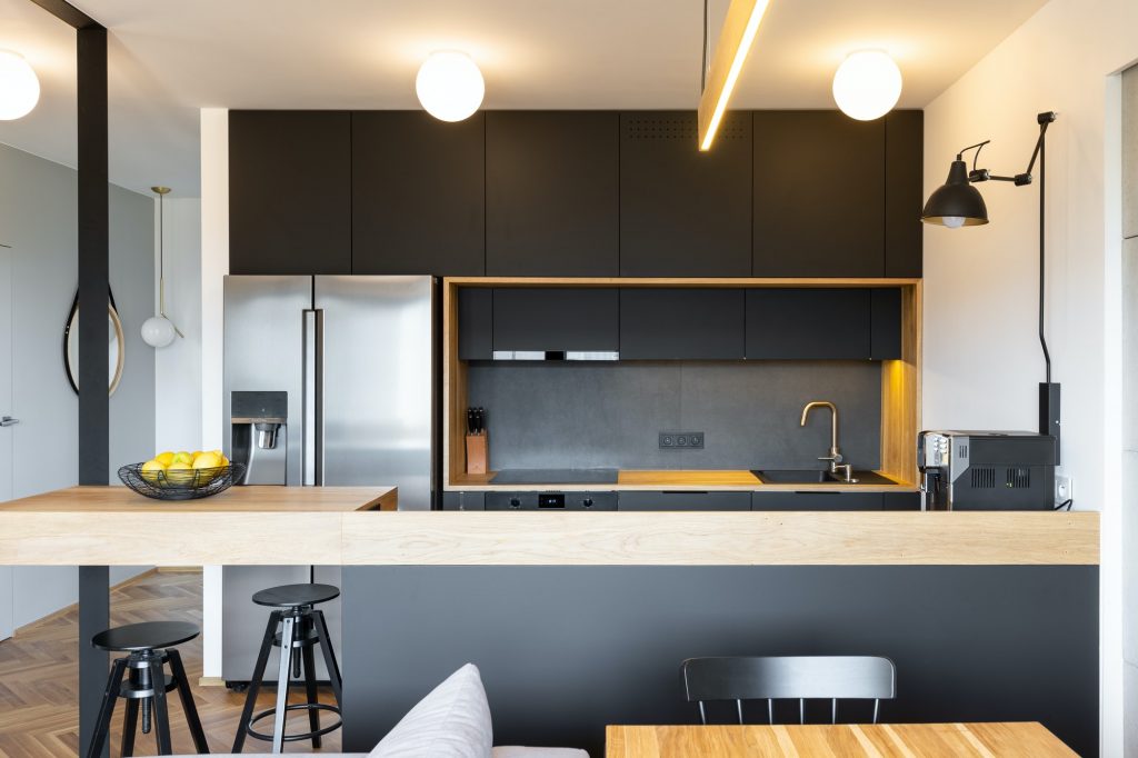Cuisine avec des lampes en haut